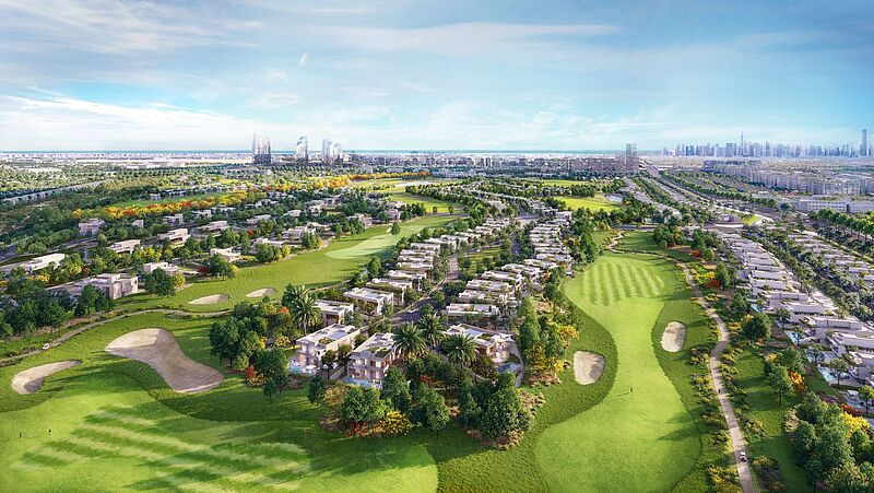 Unzählige Bungalows verteilen sich um einen Golfplatz. Im Hintergrund ist die Skyline von Dubai zu sehen.