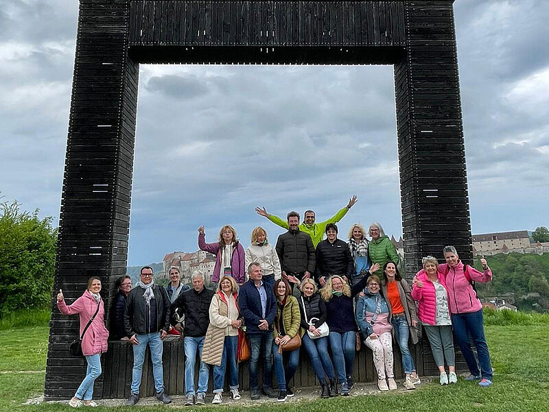Die Teilnehmer des Treffens mit der Burg von Burghausen im Hintergrund. Foto: RTK