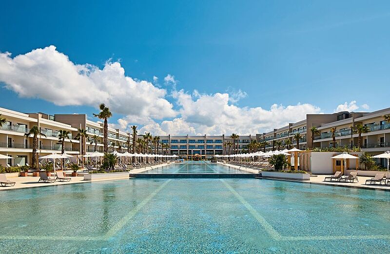 Der Pool im neuen Melia Durres ist rund 130 Meter lang