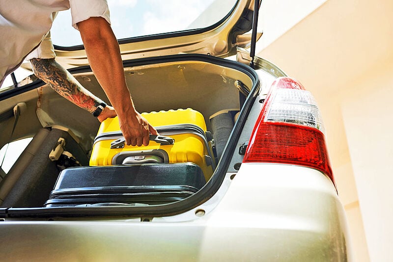 Auto Mietwagen Koffer Gepäck Kofferraum Mann