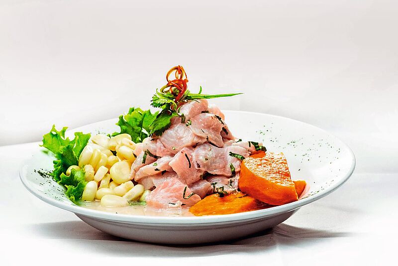 Das peruanische Gericht Ceviche auf einem Teller