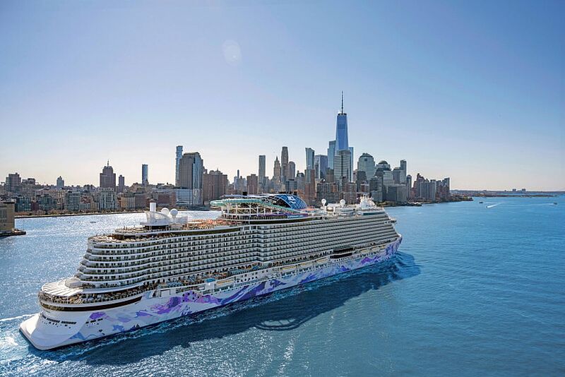 Modellbild eines noch im Bau befindlichen Kreuzfahrtschiffes vor der Kulisse von New York.