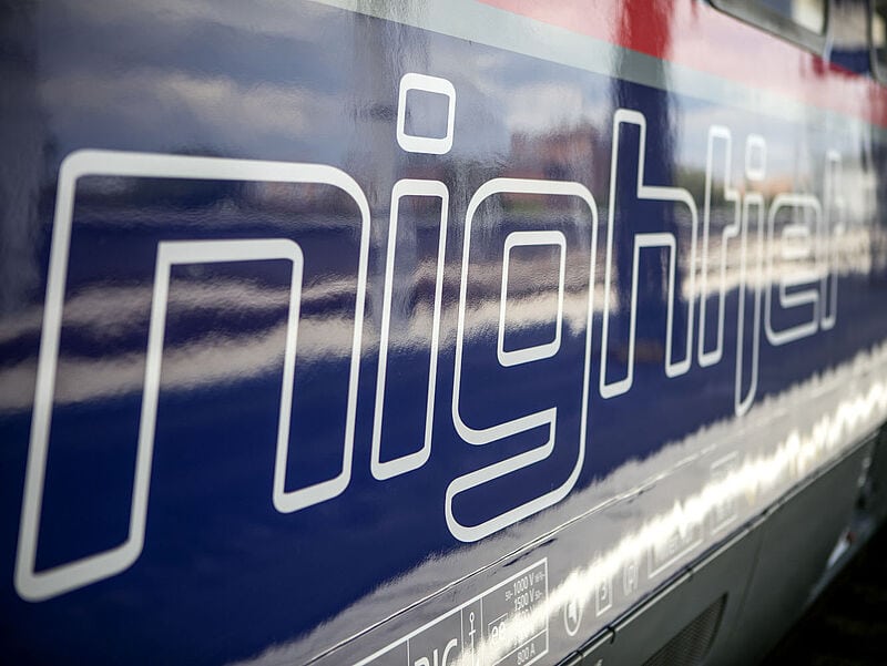 Nachtzug-Wagen der ÖBB mit Nightjet-Schriftzug in Nahaufnahme