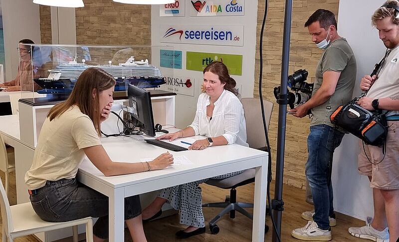 Dreharbeiten im Reisebüro: Yvonne de Alwis (rechts) berät RTL-Reporterin Laura Kipfelsberger