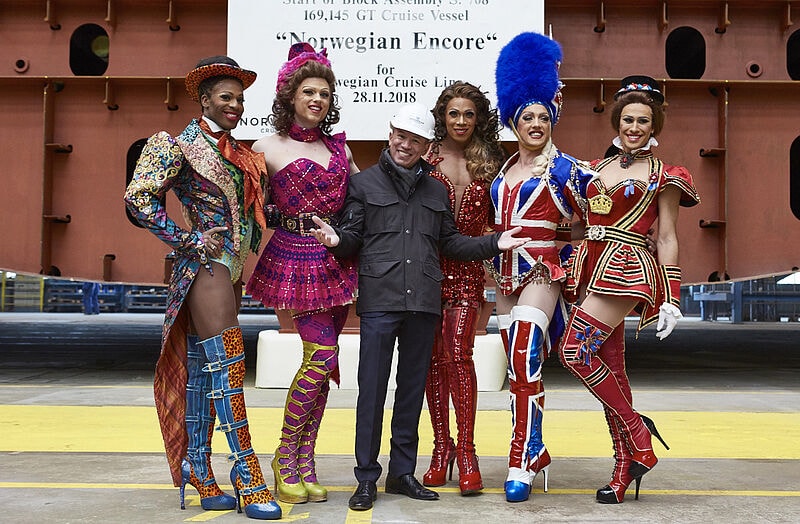 Überraschungsbesuch: Vier Darsteller und der Sänger des Musicals Kinky Boots kamen zur Kiellegung der Norwegian Encore in der Meyer Werft in Papenburg