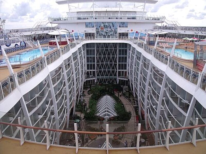Innenkabinen, die Außenkabinen sind: Blick auf den Central Parc der Oasis of the Seas