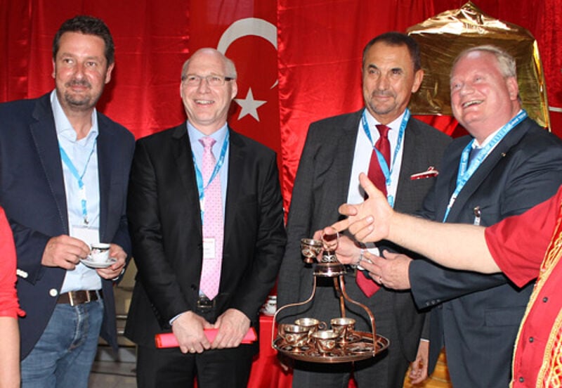 Türkei-Flair in Kassel-Calden (von links): Carsten Burgmann (VÖ), Ralf Schustereder (Airport Kassel), Vural Öger und Jürgen Schierz (Airport Kassel)