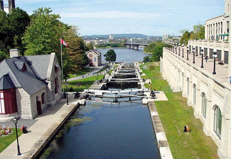 In der kanadischen Hauptstadt fließt der Rideau Canal in den Ottawa River.