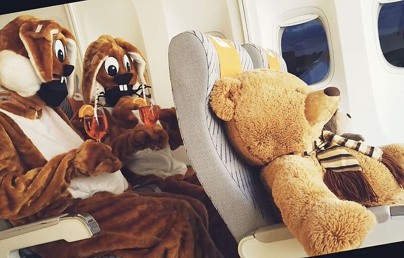 Als Osterhasen verkleidet sendeten Yvonne Gundelach und Heike Pott von Pader Reisestudio in Paderborn Grüße an Kunden und Kollegen