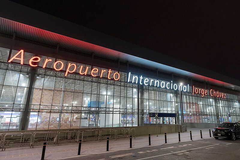 Außenansicht des beleuchteten Jorge Chavez International Airport in Lima, Peru, bei Nacht – Hauptflughafen und wichtiges Drehkreuz für Südamerika