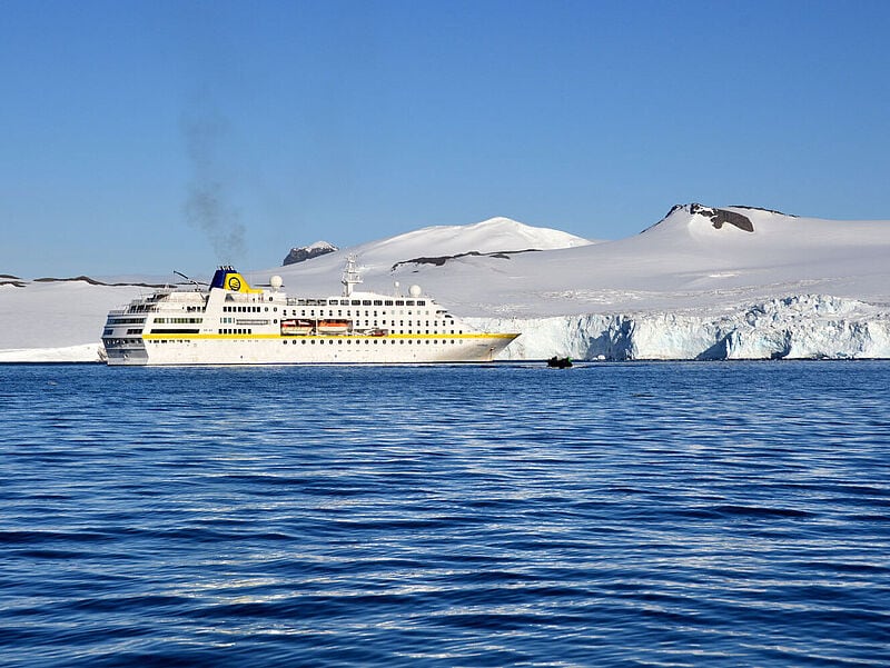 Die Hamburg im ­gletschergesäumten ­Yankee Harbour der ­Süd-Shetland-Insel  Greenwich. Foto: cb