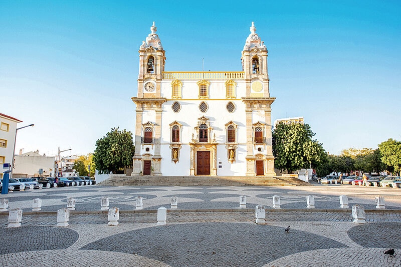 Je nach Fahrtrichtung ist Faro Ausgangs- oder Endpunkt der N2
