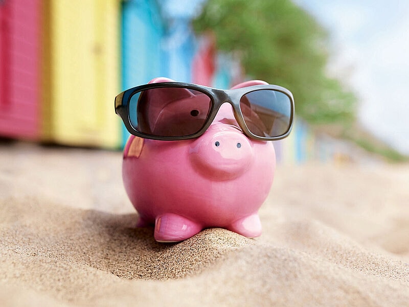 Für den Sommerurlaub muss immer mehr Geld aufgewendet werden – wahrscheinlich geht es auch diesem Sparschwein bald an den Kragen. Foto: BrianAJackson / iStockphoto