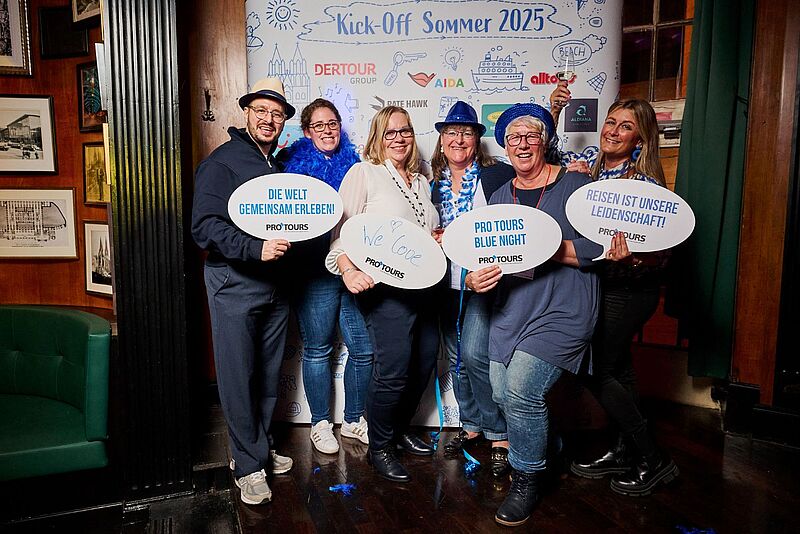 Reiseverkäufer mit Schildern in der Hand