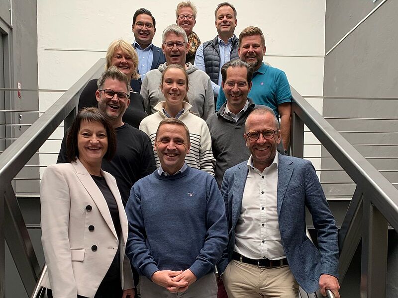 QTA-Sprecher Thomas Bösl (Vorn Mitte) mit den Geschäftsführern der Mitgliedskooperationen. Foto: QTA