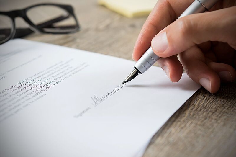 Unterschreiben oder nicht? Diese Frage stellt sich vielen QTA-Büros beim Thema Kollektivvertrag. Foto: Ridofranz / iStockphoto