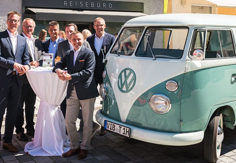 Feiern in Neuötting: Lars Helmreich, Hans Stadler, Heiko Pieczka, Herbert Selzer, Thomas Bösl und Christian Schwanthaler (von links)