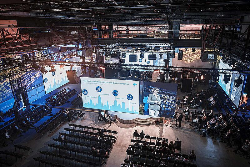 In der Halle 45 in Mainz wird der QTA-Reisesommer veranstaltet