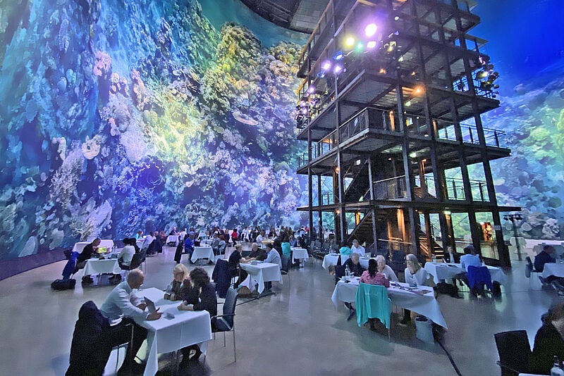 Workshop vor beeindruckender Kulisse: Im Pforzheimer Gasometer wird derzeit eine 360-Grad-Ausstellung über das Great Barrier Reef gezeigt