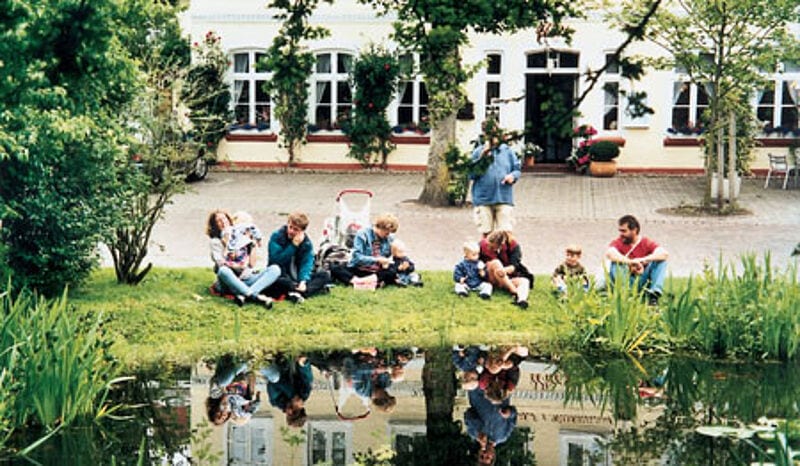 Rast am Dorfteich: die Ortschaft Nieblum auf Föhr.
