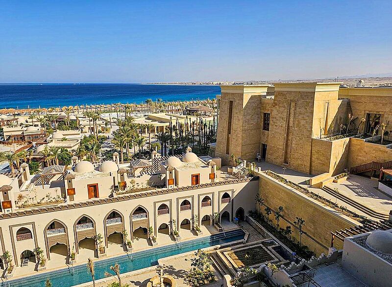 Luxuriöses Resort in Sahl Hasheesh am Roten Meer in Ägypten mit orientalischer Architektur, Palmen und direktem Blick auf das türkisfarbene Meer – beliebtes Reiseziel für Urlaub in Ägypten.