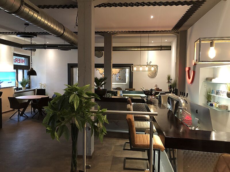 Urgemütlich mit Industriechic: die Reiseagentur in einer ehemaligen Kneipe