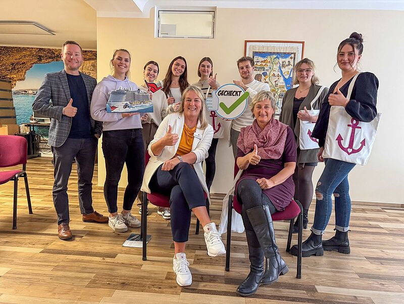 Gruppenfoto im Reisebüro mit Tourismusstudenten