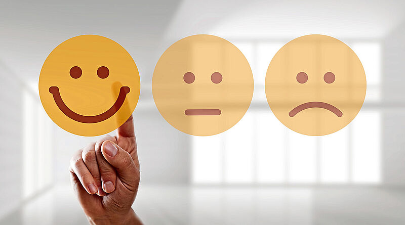 Optimistisch ins neue Jahr? Reiseverkäufer verraten, was ihnen Mut macht. Foto: ThitareeSarmkasat / iStockphotos