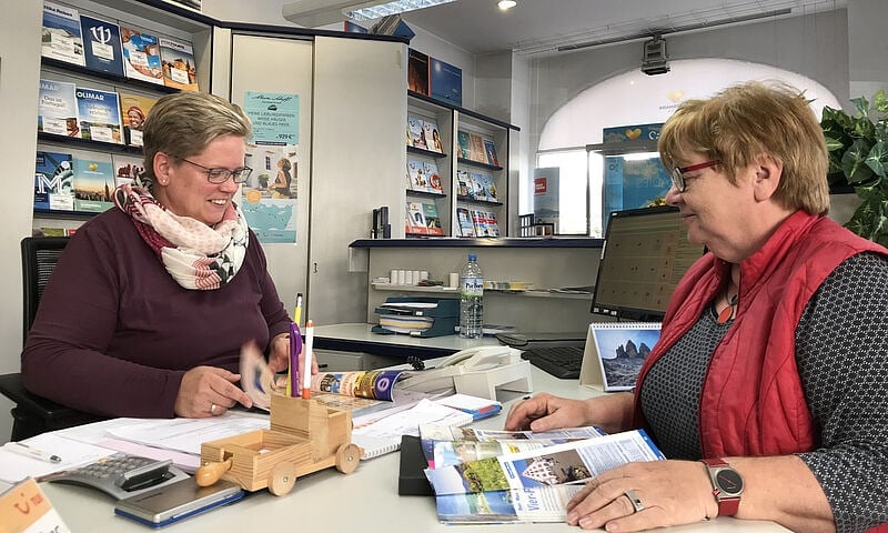 Gerne als Handelsvertreter, aber nicht um jeden Preis. Hier berät Anja Schloesser aus dem Reisebüro Herzig in Düsseldorf eine Kundin.