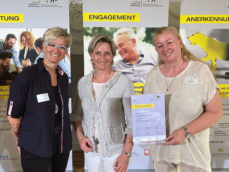 Die stolzen Reiseexpertinnen der Reiselounge Eilers Christina Kiefer (links) und Annette Eilers (rechts) mit Baden-Württembergs Wirtschaftsministerin Nicole Hoffmeister-Kraut