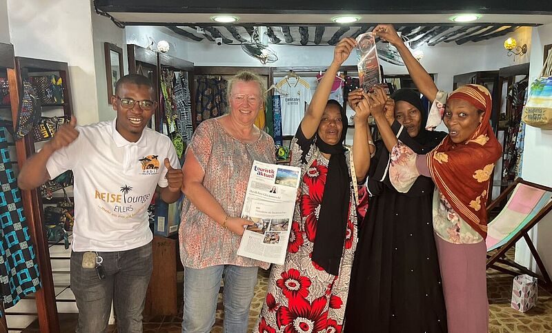 Strahlende Gesichter: Annette Eilers mit Reiseleiter Nabil und den Schneiderinnen