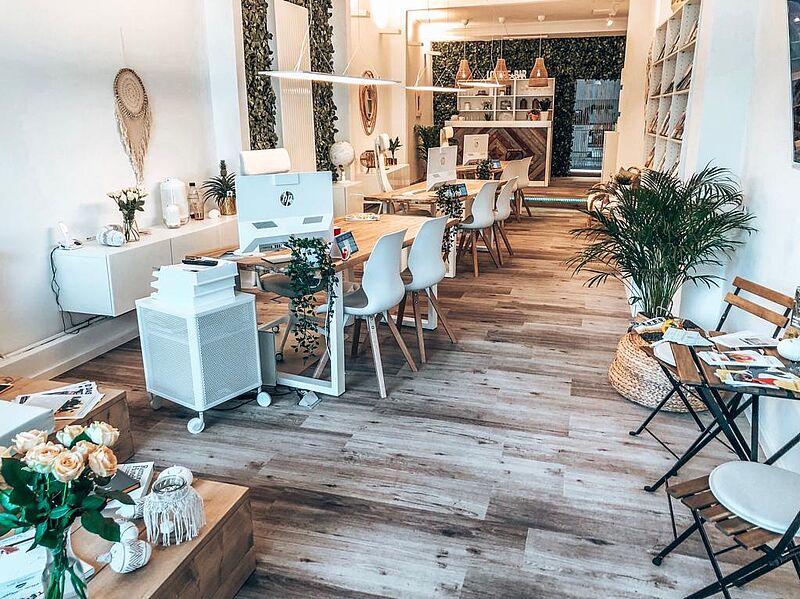 Im gesamten Raum sind Elemente im Boho-Stil zu finden