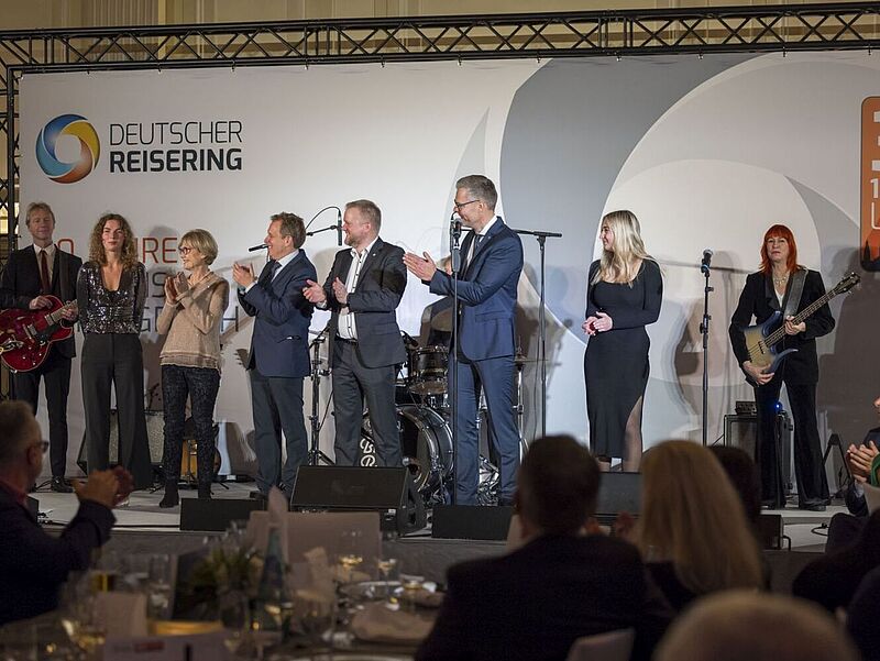 Das Reisering-Orga-Team auf der Bühne des Leipziger „Salles de Pologne“. In dem Barocksaal fand der Gala-Abend zum 30. Geburtstag statt. Foto: Reisering