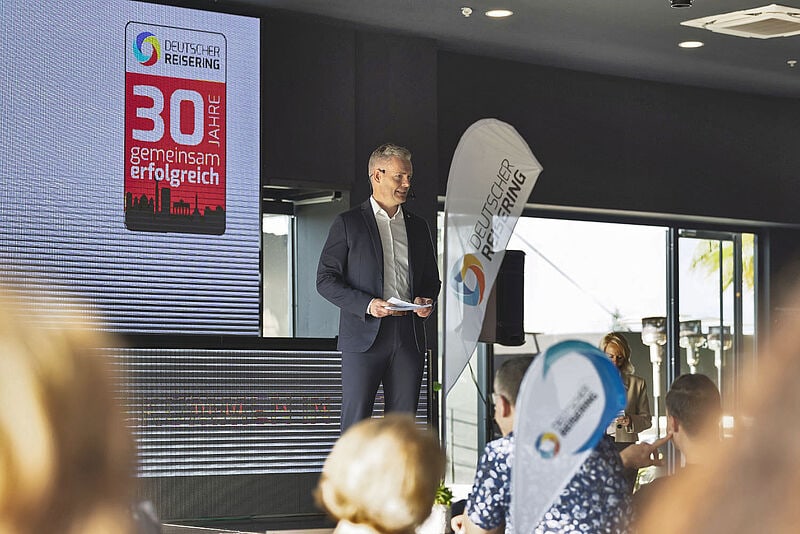 Andreas Quenstedt vom Deutschen Reisering auf einer Bühne