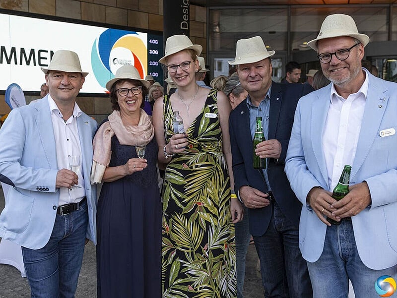 Der Reisering-Vorstand mit Hut (von links): Wolfgang Schmidt, Kerstin Nolte-Winkler, Juliane Eichstädt, Michael Walther und Stefan Schwarz. Fotos: Deutscher Reisering