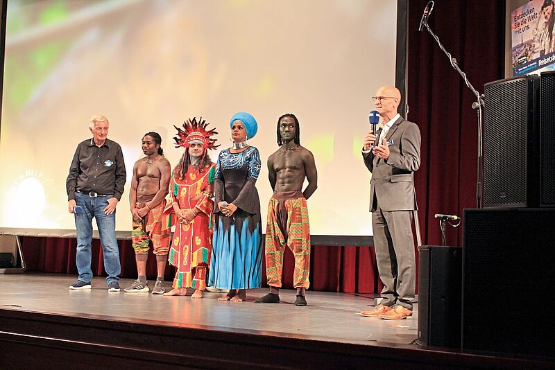 Nach der Weltreise-Show übergab Reisebüro-Inhaber
Patrick Leistner (rechts) Spenden an Reiner Meutsch (links)