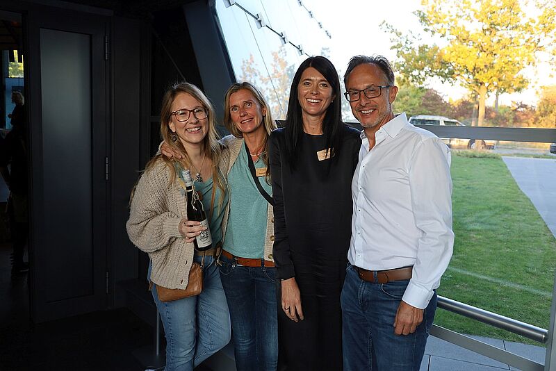 Gute Stimmung auf der Goodbye Summer Party: Kooperationspartnerinnen mit Karin Koch, Geschäftsführerin von Mein Urlaubsglück (3. von links), und Kurt Koch, Vorstand der Rita AG