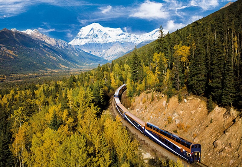 Panorama ohne Ende: der Rocky Mountaineer vor dem Mount Robson in British Columbia