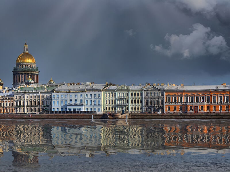 Düstere Zeiten, nicht nur für St. Petersburg – Kreuzfahrten sowie Rund- und Städtereisen werden bis auf weiteres nicht stattfinden. Foto: Parsadanov/istockphoto