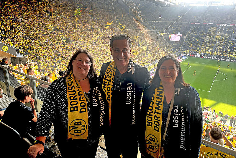 Adnan Eken von der SLR-Marketing-Abteilung mit Sarah Hormes-Schweig (links) und Patricia Letzel vom LCC Reisebüro Daniel Plum in Kaarst