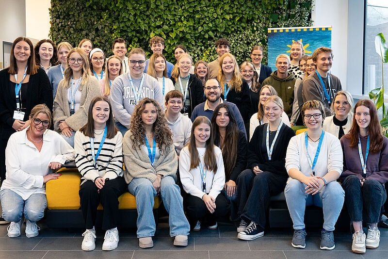 Gruppe von 40 jungen Menschen 