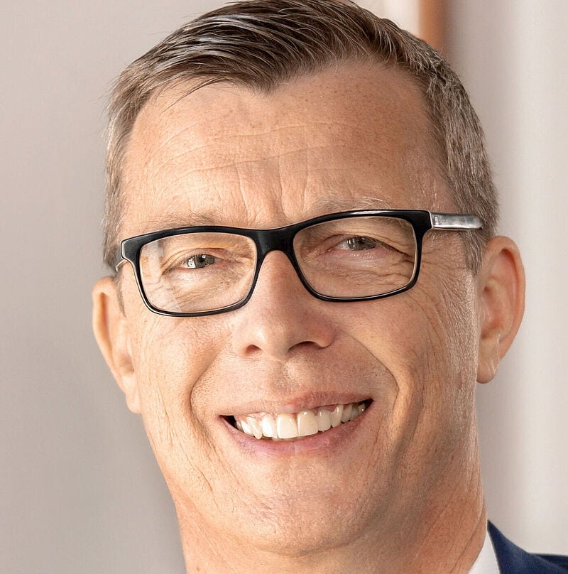 Porträtbild des lächelnden Touristikmanagers Stephan Braun