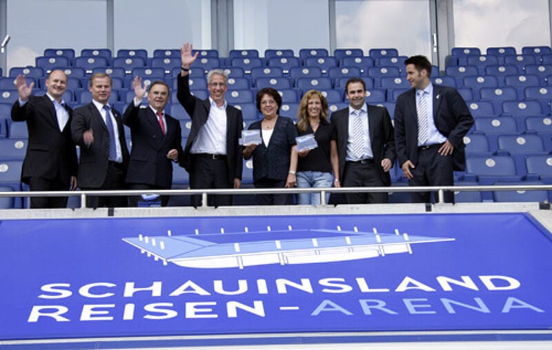 MSV-Duisburg-Fan Gerald Kassner (Bildmitte): Das Stadion trägt künftig seinen Unternehmensnamen