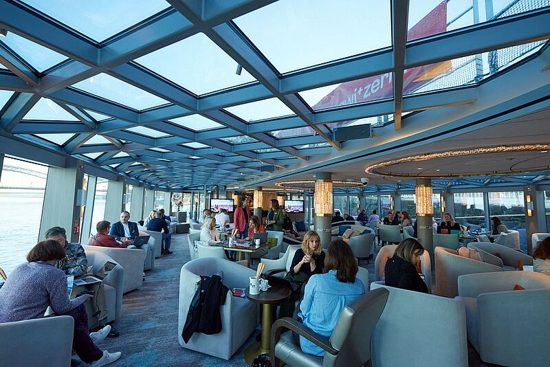 Tagungsteilnehmer auf Flusskreuzfahrtschiff