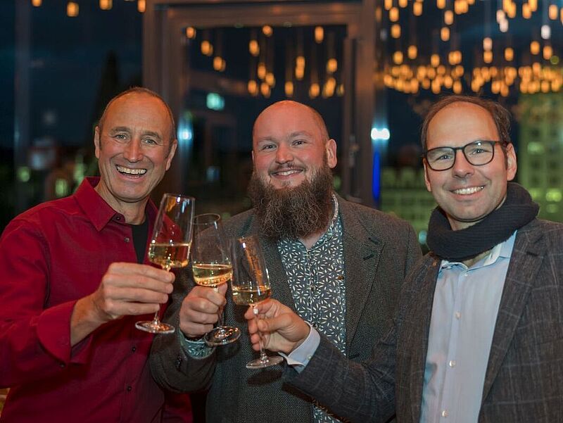 Da darf man auch mal anstoßen: Michael Riebel (rechts) mit seinem Siamar-Kollegen Markus Patho (Mitte) und Matthias Gürtler (touristik aktuell). Foto: Reisering