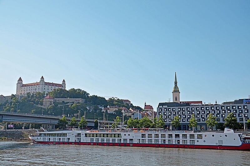 Die Kreuzfahrtschiffe, hier Nicko Cruises, legen direkt an der Altstadt an