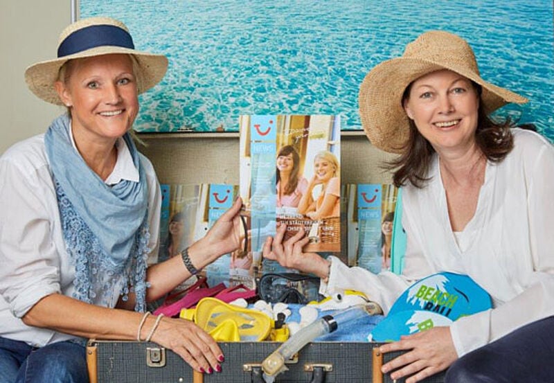 Sie zeigen Reisebüros, wo es bei TUI im Winter hingeht: Swantje Seidler (links) und Beate Gneiting von der Vertriebskommunikation
