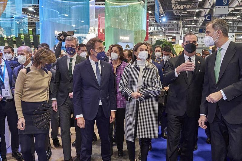 Königin Letizia (Dritte von rechts) und König Felipe (rechts) gehen mit dem spanischen Ministerpräsidenten Pedro Sanchez über die Fitur