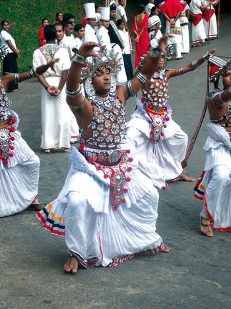 Willkommenstänzer und Spalier stehende Service-Kräfte: Sri Lanka erwartet neue Gäste.