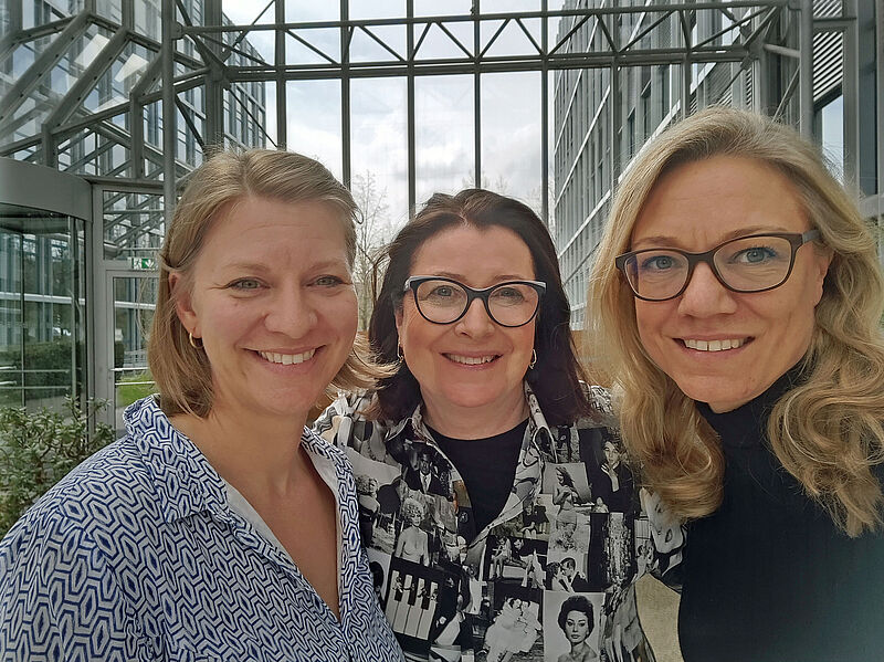Rosemarie Hänel (Mitte) mit ihren Nachfolgerinnen Andrea Rieger (rechts) und Julia Döbbelin (links)